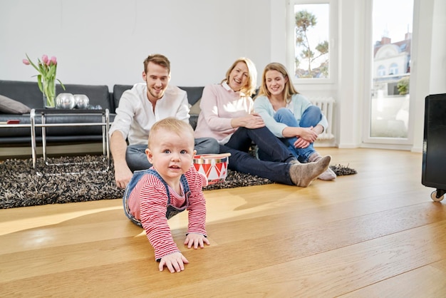 Família feliz com menina na sala de estar