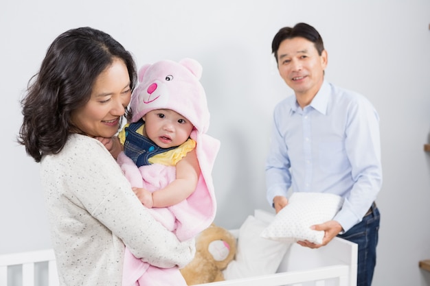 Família feliz com o bebê em casa