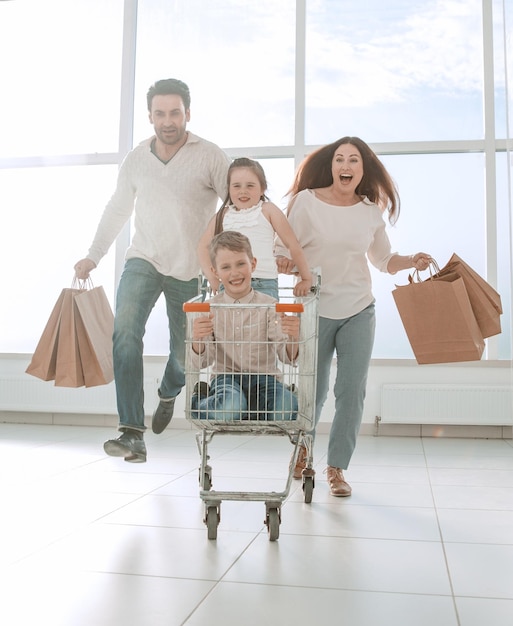 Família feliz com pressa para fazer compras