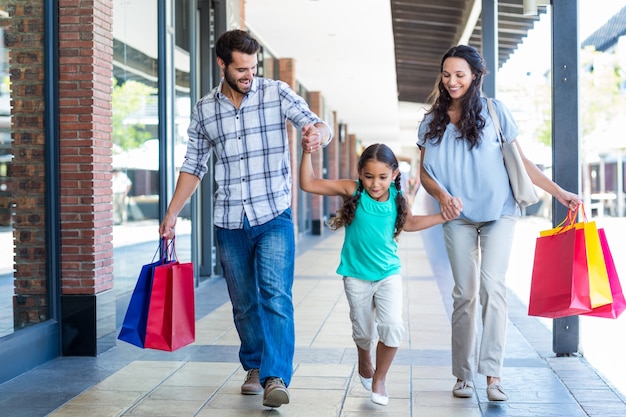 Foto família feliz com sacolas de compras