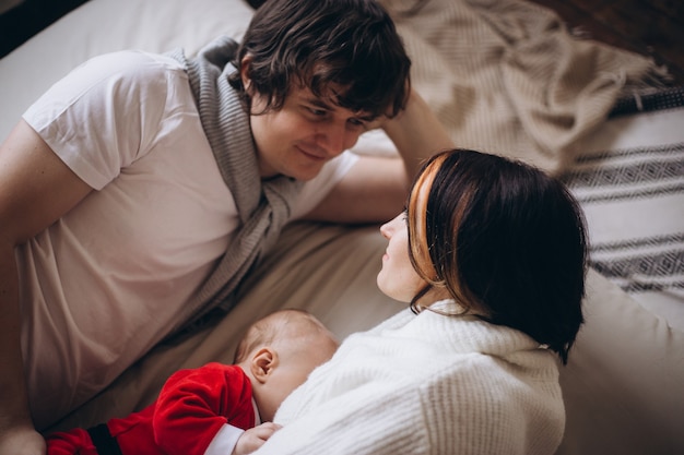 Família feliz com seu bebê no Natal