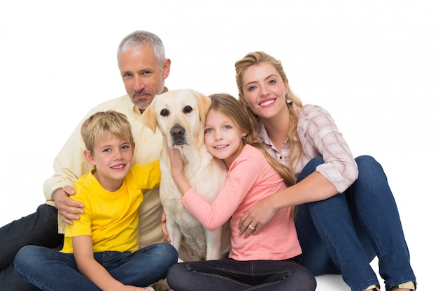 Foto família feliz com seu cachorro de estimação