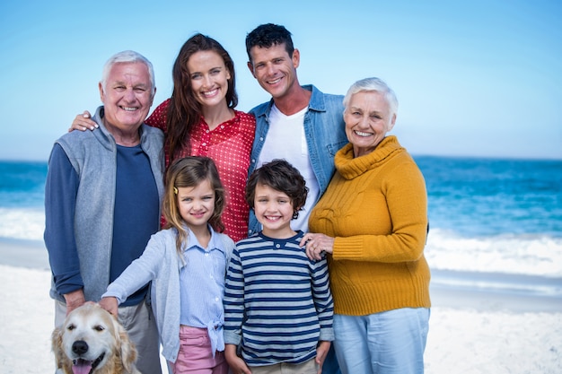 Família feliz com seu cachorro na praia