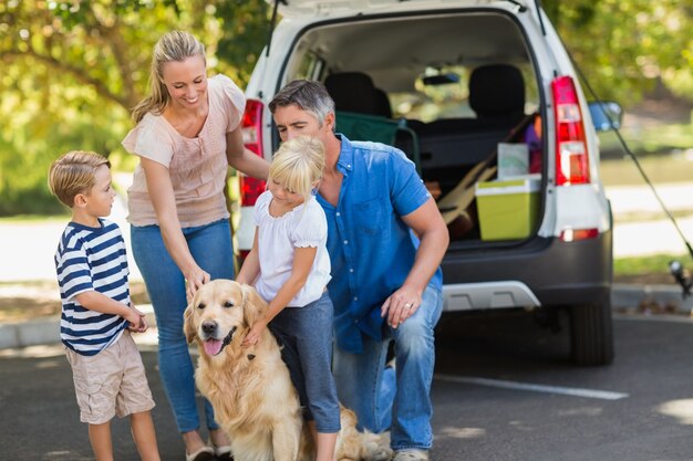 Família feliz com seu cachorro no parque