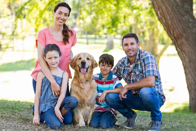 Família feliz com seu cachorro no parque