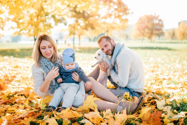 Família feliz com seu retrato ao ar livre do bebê