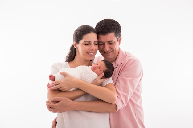 Foto família feliz com um bebê recém-nascido em um fundo branco.