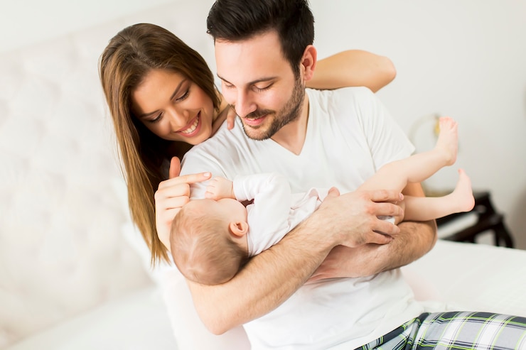 Foto família feliz com um recém-nascido