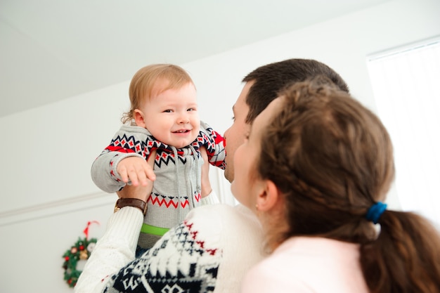 Família feliz comemorando a véspera de ano novo juntos