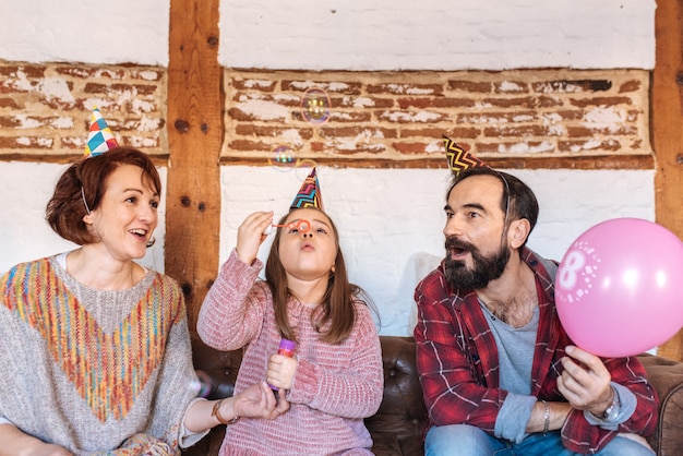Família feliz comemorando o aniversário da menina