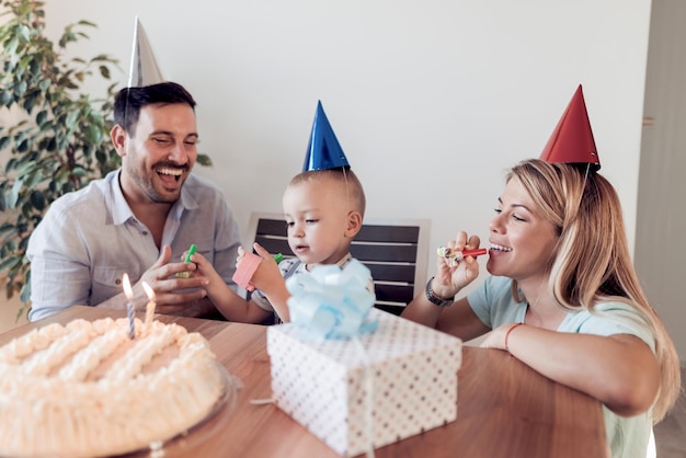 Família feliz comemorando o aniversário do filho
