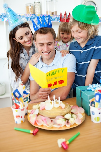 Família feliz comemorando o aniversário do pai