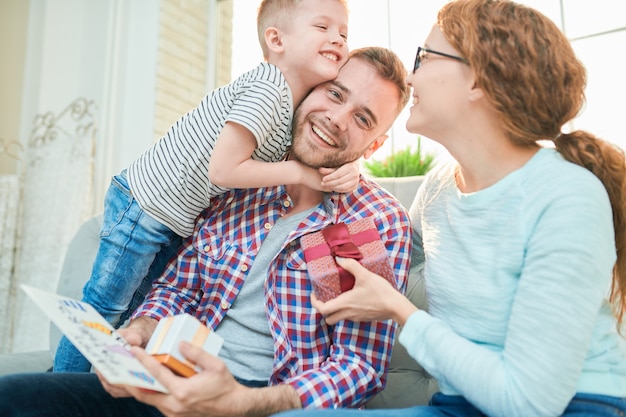 Família feliz, comemorando o dia dos pais