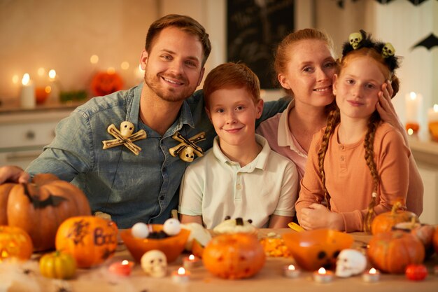 Família feliz, comemorando o feriado