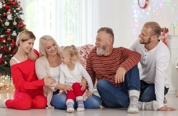 Família feliz comemorando o natal em casa