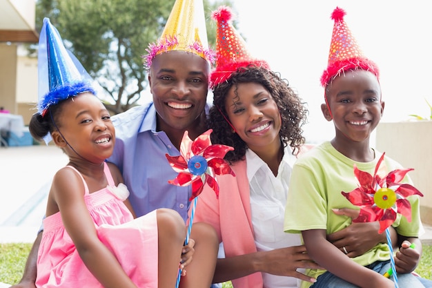 Família feliz comemorando um aniversário juntos no jardim