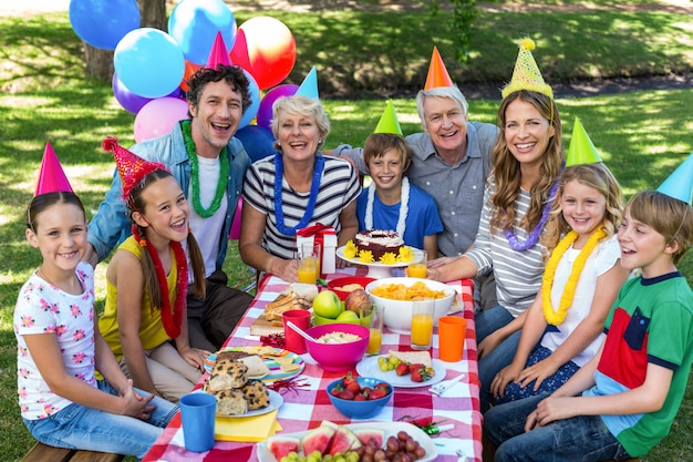 Família feliz comemorando um aniversário