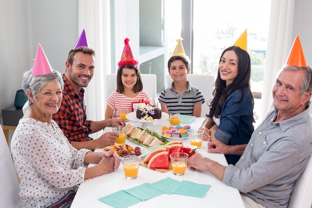 Família feliz comemorando um aniversário