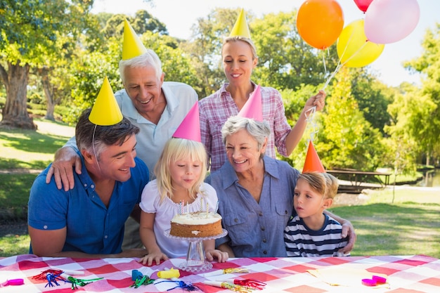 Família feliz comemorando um aniversário