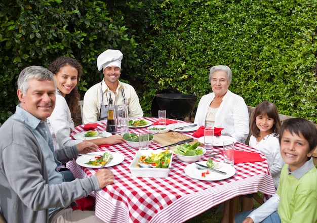 Família feliz comendo no jardim