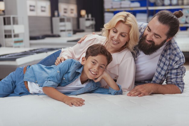 Familia feliz de compras en la tienda de muebles