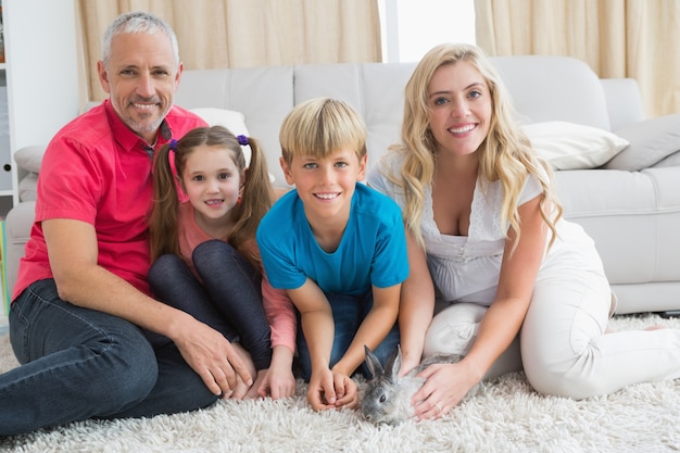 Familia feliz con conejito mascota