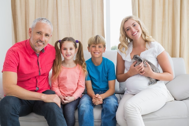 Familia feliz con conejito mascota