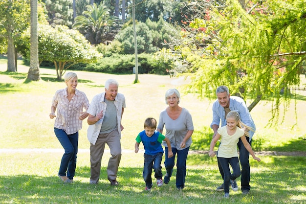 Familia feliz corriendo en el parque