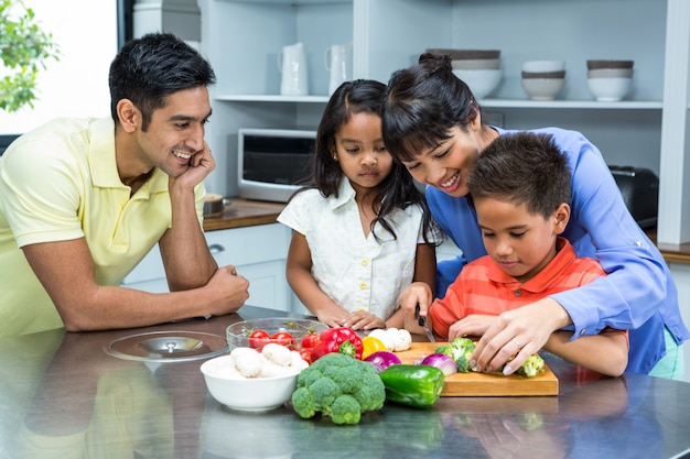 Família feliz cortar legumes