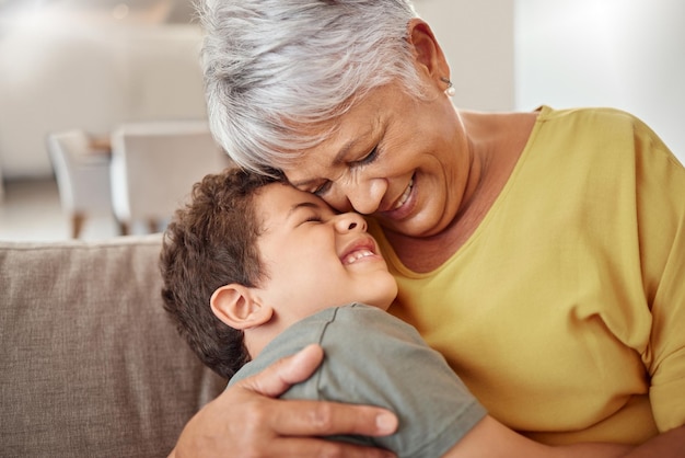 Família feliz criança e avó se abraçam e se unem na sala de estar juntos felizes e contentes em sua casa Relaxe sorriso e amor de menino abraçando mulher sênior mostrando amor e se divertindo na casa do brasil