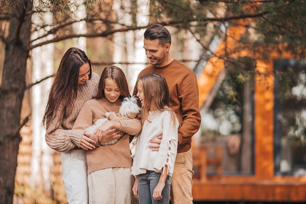 Familia feliz de cuatro disfrutando en día de otoño