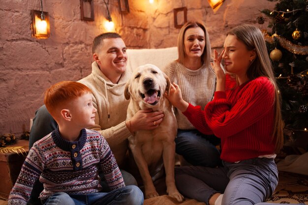 Una familia feliz de cuatro y un perro celebran el año nuevo.