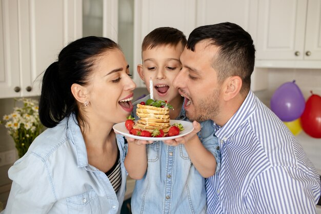 Familia feliz, cumpleaños del bebé en casa.