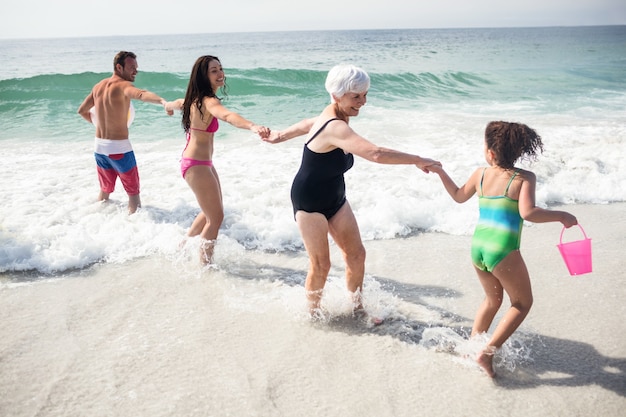 Família feliz curtindo na praia