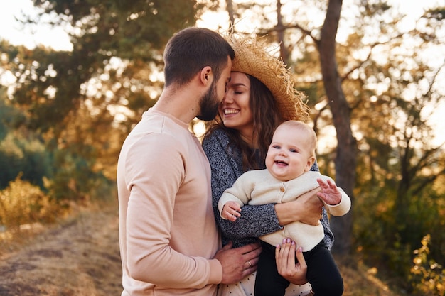 Família feliz da família da mãe e do bebê descansa ao ar livre Linda natureza ensolarada do outono