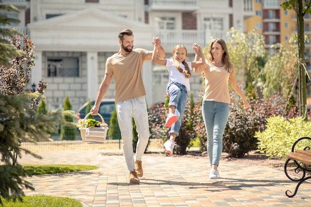 Familia feliz dando un paseo juntos