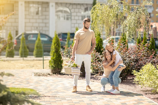 Familia feliz dando un paseo juntos