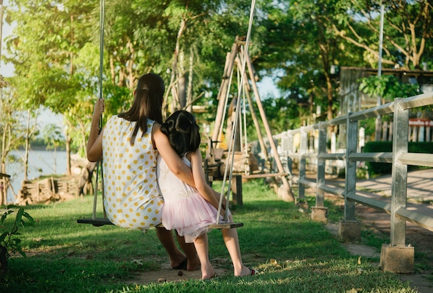 Família feliz de dois desfrutando o tempo