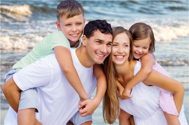 Família feliz de férias na praia