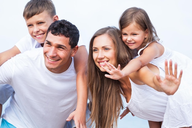 Família feliz de férias na praia