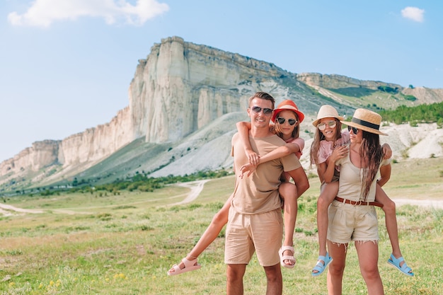 Família feliz de férias nas montanhas