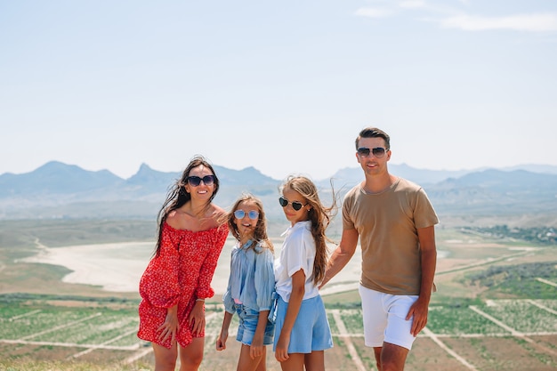 Família feliz de férias nas montanhas