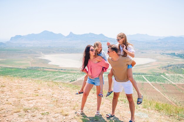 Família feliz de férias nas montanhas