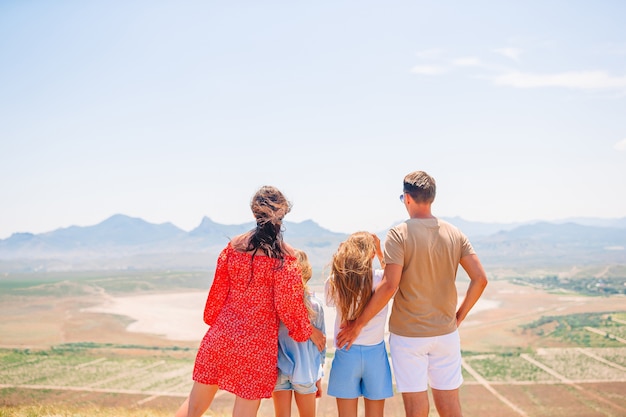 Família feliz de férias nas montanhas