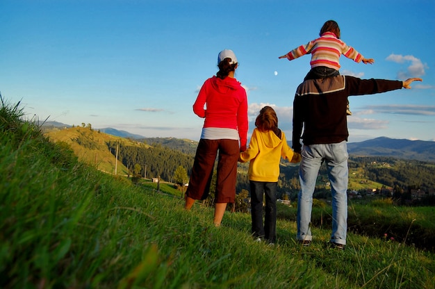 Família feliz de férias nas montanhas