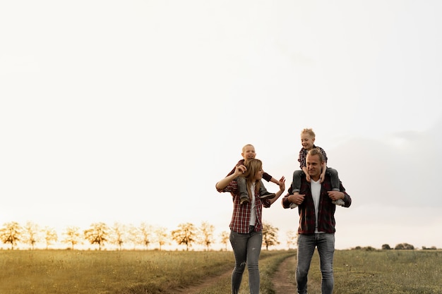 Família feliz de férias.