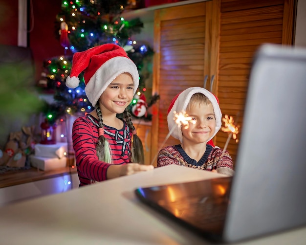 Família feliz de natal on-line segura em chapéus de papai noel vermelhos comemorando virtualmente via internet