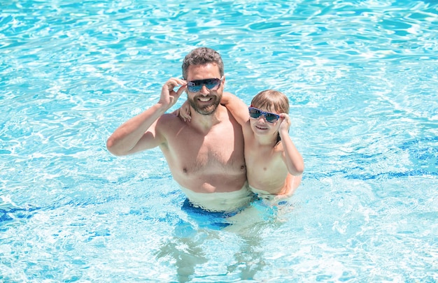 Família feliz de pai e filho se divertindo na piscina de verão, felicidade.