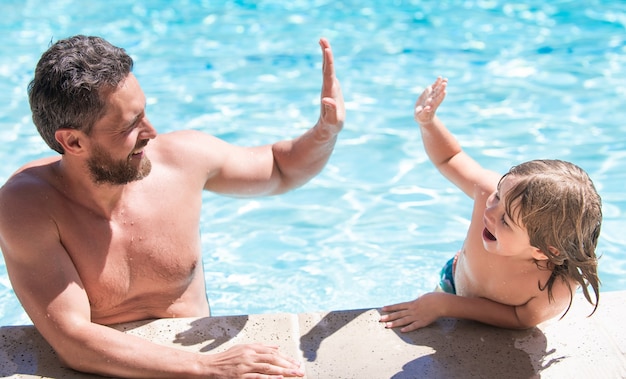 Família feliz de pai e filho se divertindo na piscina de verão, verão.