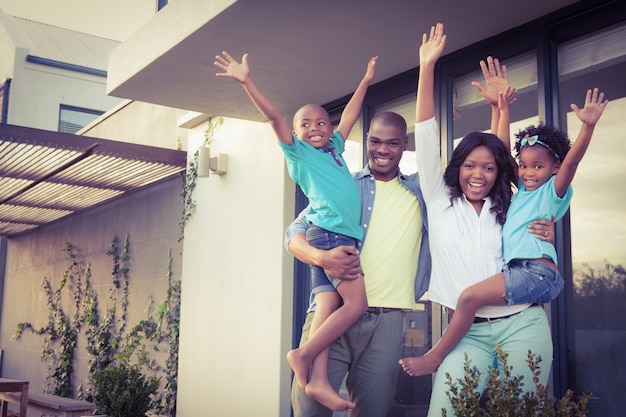 Família feliz de pé no jardim